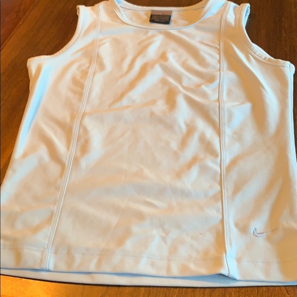 Bundle of Nike workout tops - Picture 6 of 8